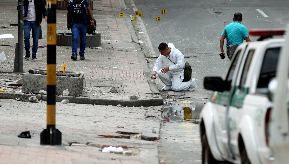 La Policía de Colombia examinan el lugar donde se registró una explosión