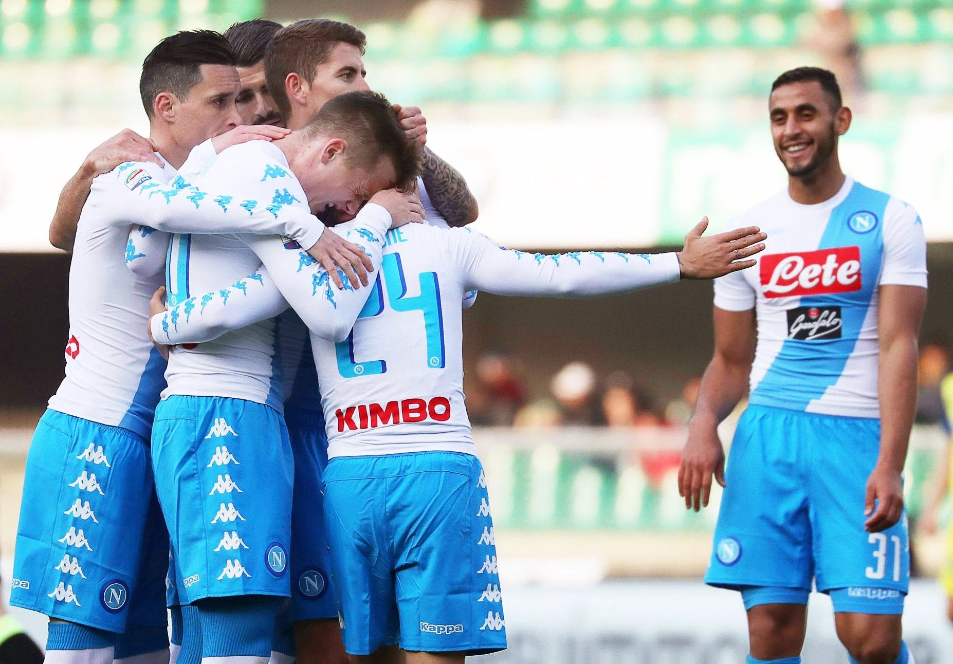El Nápoles se desquita contra el Chievo y asalta la segunda plaza de la liga italiana El Nápoles se desquita contra el Chievo y asalta la segunda plaza de la liga italiana