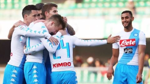 El N&aacute;poles celebrando uno de los goles