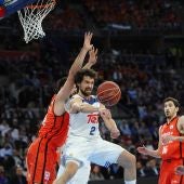 Sergio Llull, en acción ante el Valencia Basket