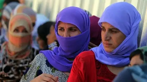 Varias mujeres hacen cola para coger comida en un campo de refugiados de Kurdistán Varias mujeres hacen cola para coger comida en un campo de refugiados de Kurdistán