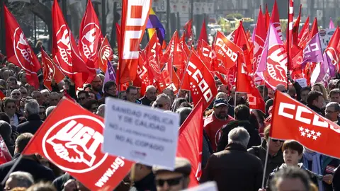 Fotografía de archivo de una manifestación convocada por CCOO y UGT Vista de los participantes en la manifestación convocada hoy por CCOO y UGT en Madrid