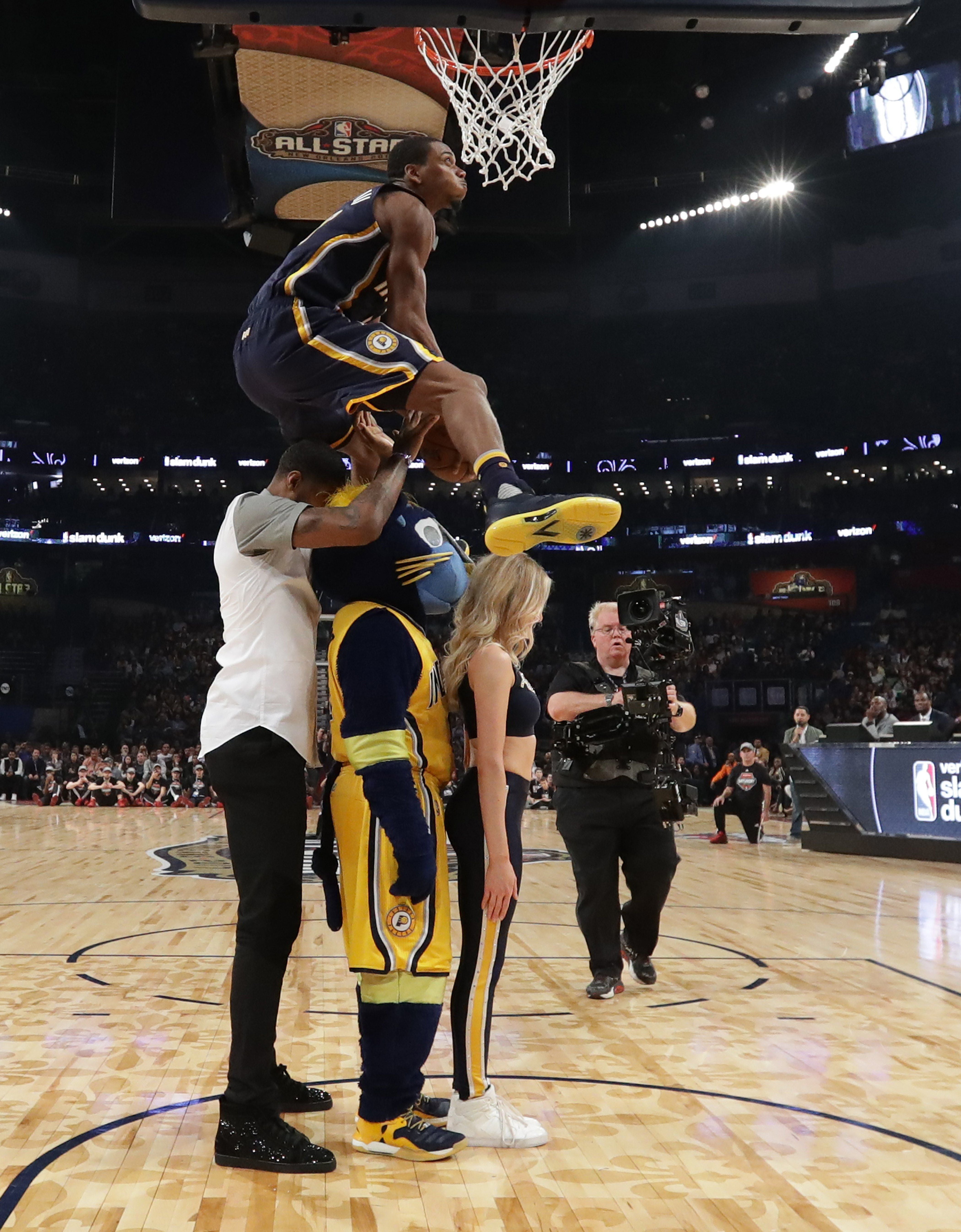 Robinson III se corona nuevo rey de los mates tras saltar sobre una torre humana en el All Star de la NBA Robinson III se corona nuevo rey de los mates tras saltar sobre una torre humana en el All Star de la NBA