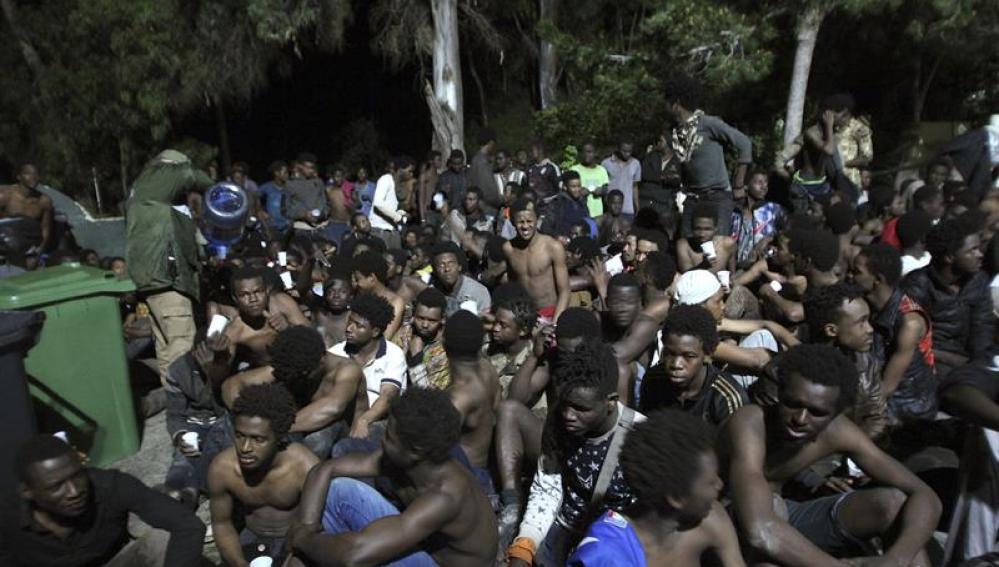 Parte del grupo de 500 inmigrantes que accedieron el pasado viernes a la ciudad autónoma de Ceuta en otra entrada masiva