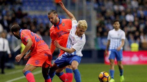 Keko regatea a Jes&eacute; durante el partido entre el M&aacute;laga y Las Palmas