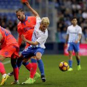 Keko regatea a Jesé durante el partido entre el Málaga y Las Palmas
