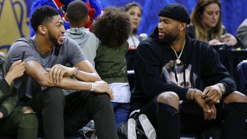 DeMarcus Cousins dialoga con Anthony Davis