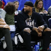 DeMarcus Cousins dialoga con Anthony Davis DeMarcus Cousins dialoga con Anthony Davis