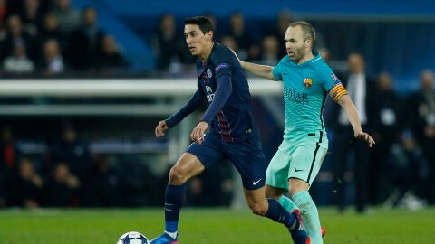 Di Mar&iacute;a mantiene el bal&oacute;n ante la presi&oacute;n de Iniesta