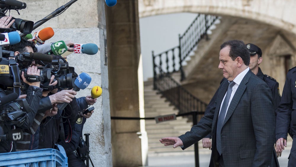 Anticorrupción pide 200.000 euros a Urdangarin y 100.000 a Diego Torres para eludir la prisión Anticorrupción pide 200.000 euros a Urdangarin y 100.000 a Diego Torres para eludir la prisión