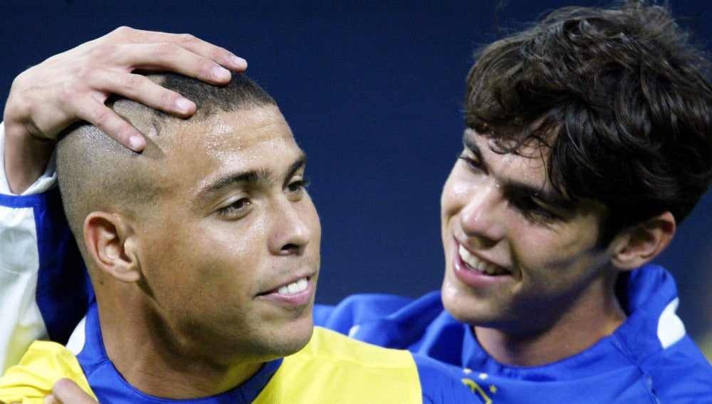Ronaldo, junto a Kaká en el Mundial de 2002