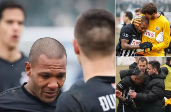 Un futbolista brasileño se derrumba entre lágrimas por insultos racistas tras 90 minutos llamándole "mono" Un futbolista brasileño se derrumba entre lágrimas por insultos racistas tras 90 minutos llamándole "mono"