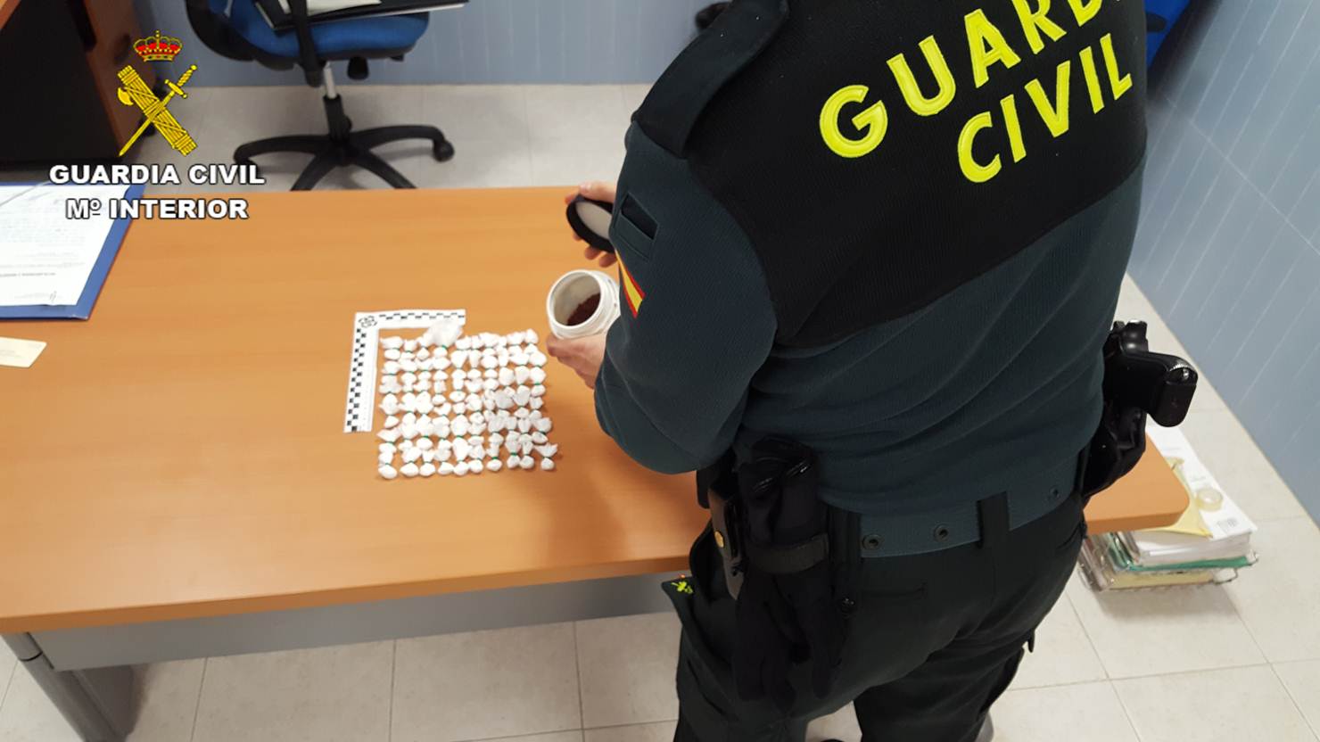 La Guardia Civil detiene a un joven vendiendo cocaína en los alrededores de una guardería La Guardia Civil detiene a un joven vendiendo cocaína en los alrededores de una guardería