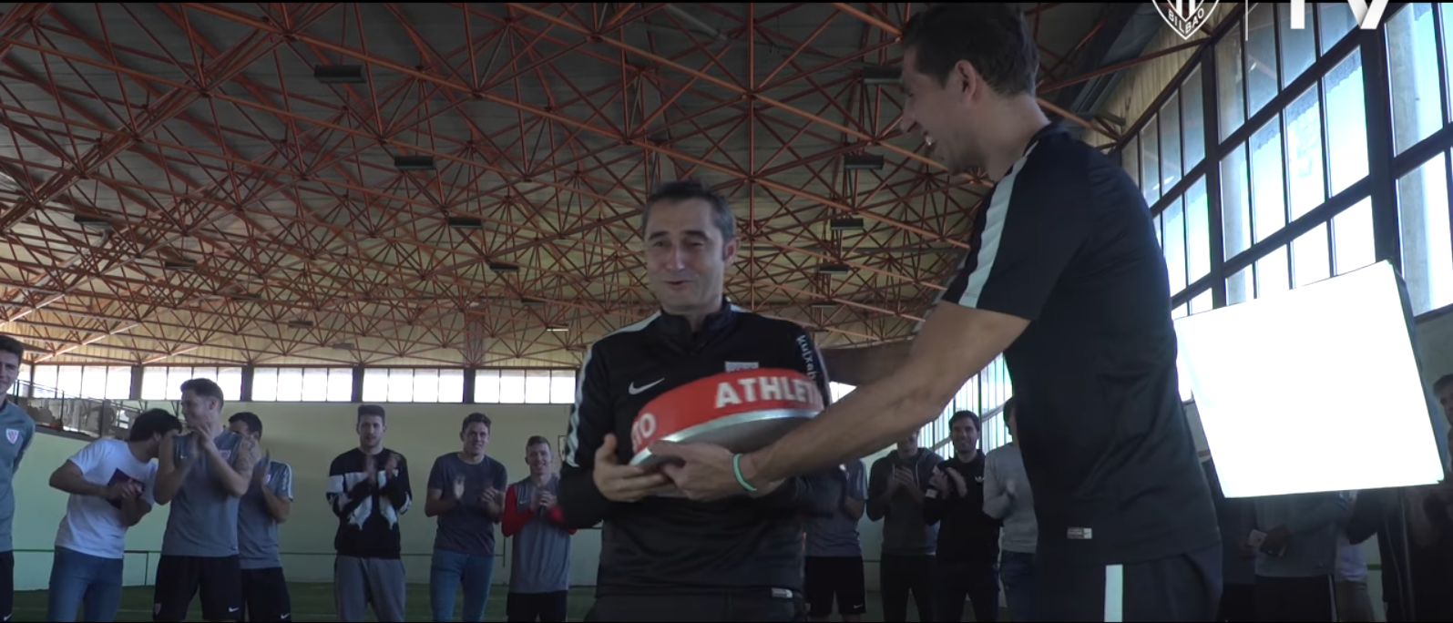 La sorpresa de los jugadores del Athletic a Ernesto Valverde La sorpresa de los jugadores del Athletic a Ernesto Valverde