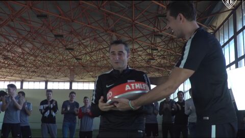 Iraizoz entreg&aacute;ndole la tarta a Valverde