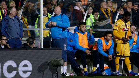 Wayne Shaw, comi&eacute;ndose un bocadillo