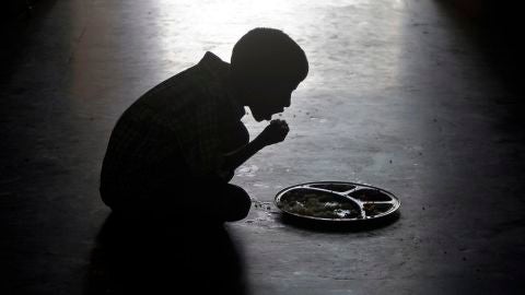 Un ni&ntilde;o comiendo en un orfanato de la India