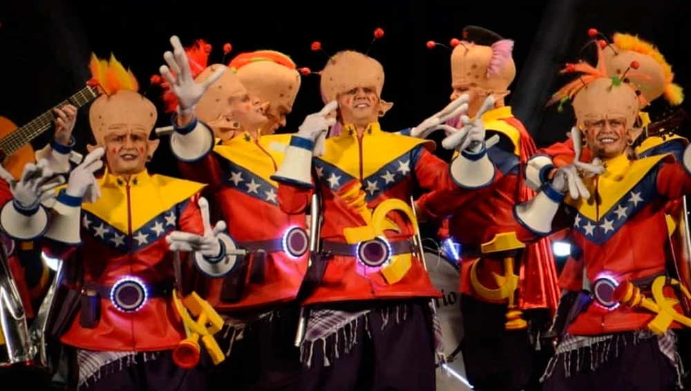 Los del planeta rojo, pero rojo, rojo durante una actuación en el Carnaval de Cádiz