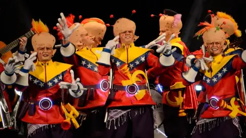 Los del planeta rojo, pero rojo, rojo durante una actuación en el Carnaval de Cádiz Los del planeta rojo, pero rojo, rojo durante una actuación en el Carnaval de Cádiz