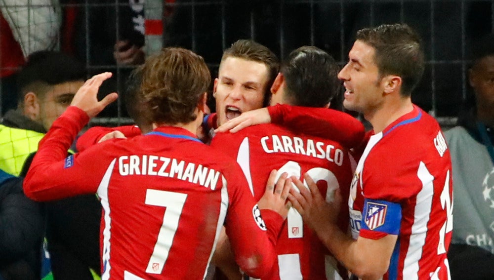 Los jugadores del Atlético de Madrid celebran un gol al Leverkusen