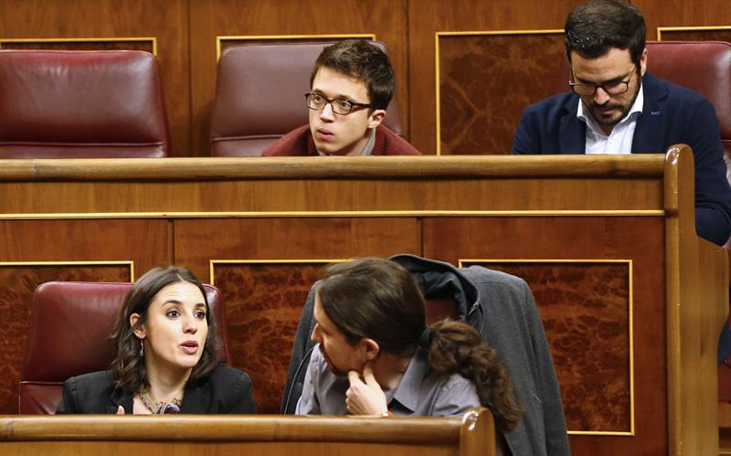Iglesias relega a Errejón a la tercera fila detrás de Montero y a Tania Sánchez al 'gallinero' Iglesias relega a Errejón a la tercera fila detrás de Montero y a Tania Sánchez al 'gallinero'