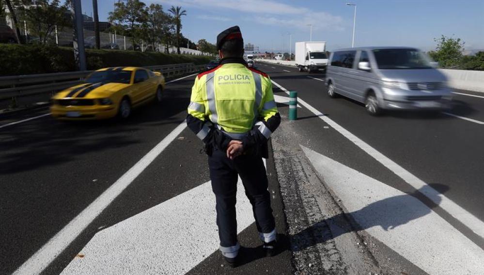 Un mosso d'esquadra controla los vehículos en Barcelona