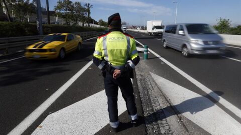 Un mosso d'esquadra controla los veh&iacute;culos en Barcelona