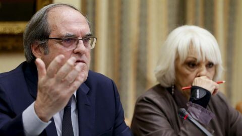 El exministro de Educaci&oacute;n, &Aacute;ngel Gabilondo, acompa&ntilde;ado por la presidenta de la Comisi&oacute;n de Educaci&oacute;n y Deporte, Te&oacute;fila Mart&iacute;nez