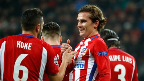 Los jugadores del Atl&eacute;tico de Madrid hacen pi&ntilde;a tras el gol de Griezmann