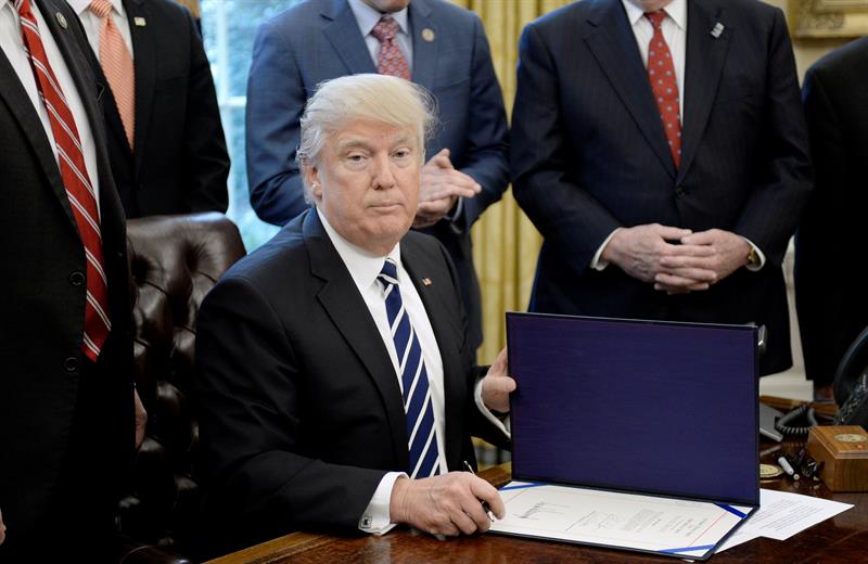 Donald Trump urge a acelerar el proceso de deportación de inmigrantes indocumentados Donald Trump urge a acelerar el proceso de deportación de inmigrantes indocumentados