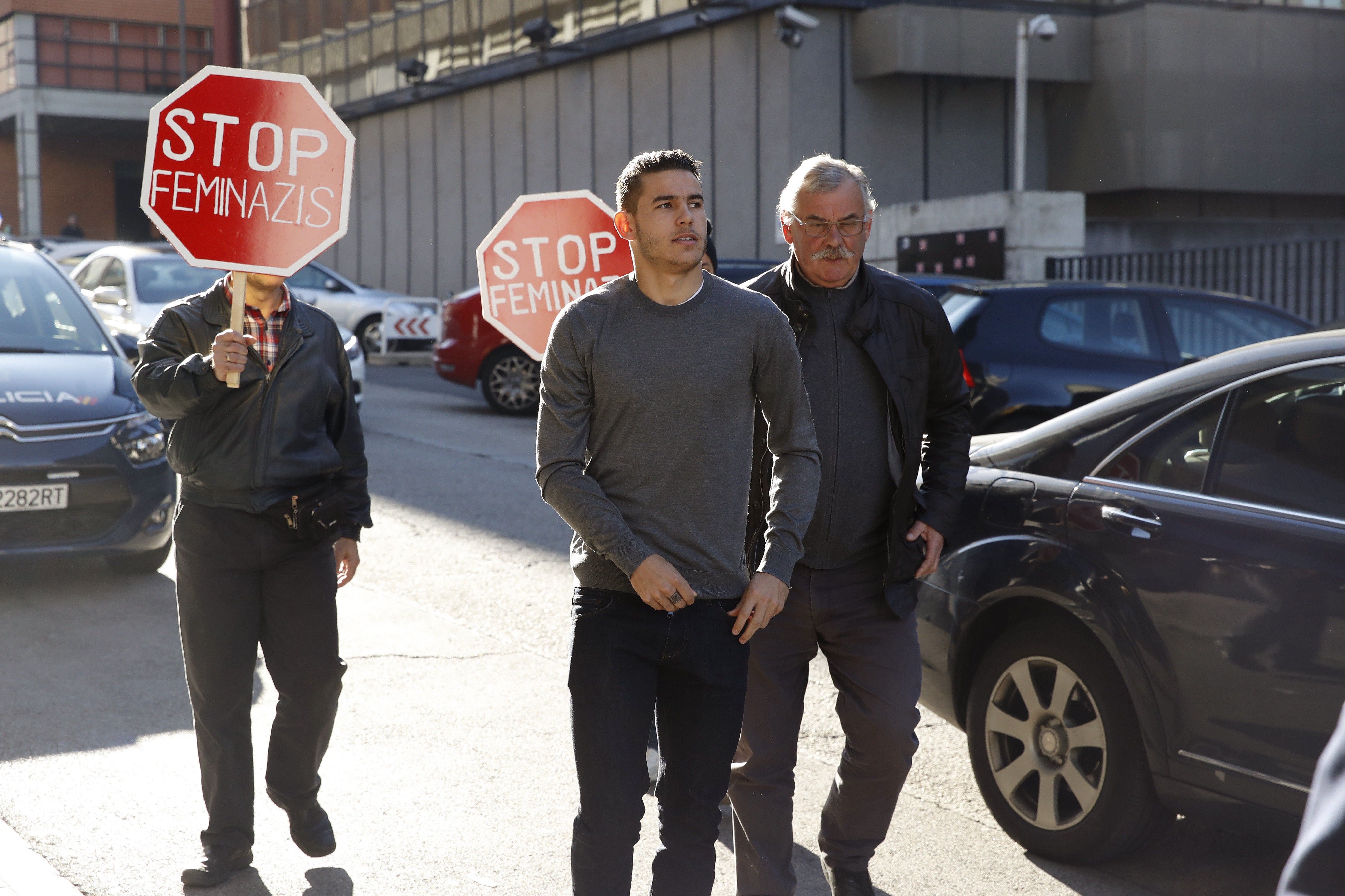 Lucas Hernández y su pareja admiten que hubo un forcejeo tras una discusión por celos Lucas Hernández y su pareja admiten que hubo un forcejeo tras una discusión por celos