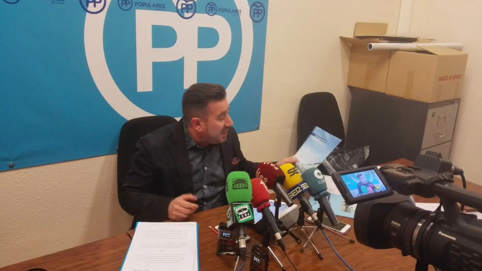 Luis Ángel Mateo, concejal del PP en una rueda de prensa en el Ayuntamiento de Elche. 