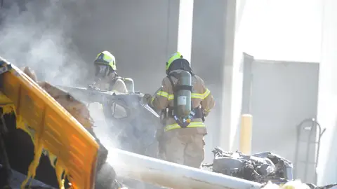 Los bomberos intentan sofocar el incendio provocado por la avioneta estrellada en Australia Los bomberos intentan sofocar el incendio provocado por la avioneta estrellada en Australia
