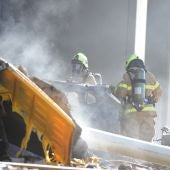 Los bomberos intentan sofocar el incendio provocado por la avioneta estrellada en Australia