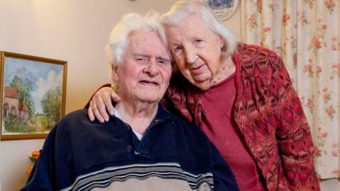 Una pareja de ancianos que se conoci&oacute; hace 40 a&ntilde;os en un basurero se casan a los 89 a&ntilde;os