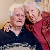 Una pareja de ancianos que se conoció hace 40 años en un basurero se casan a los 89 años