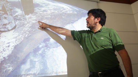 El astrobi&oacute;logo chileno, Armando Az&uacute;a, durante una rueda de prensa en Santiago de Chile
