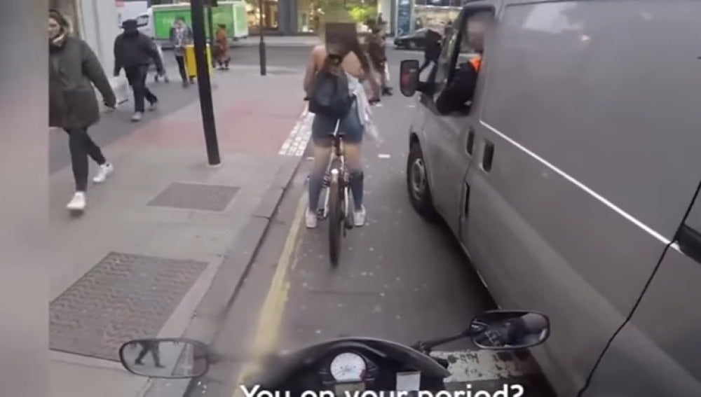 Chica en bici parada en semáforo