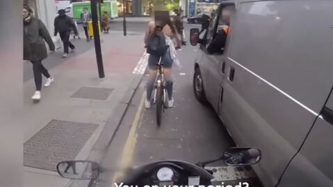Chica en bici parada en sem&aacute;foro
