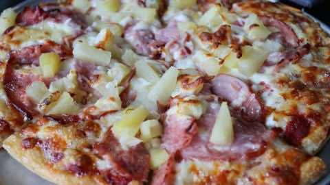 Imagen de archivo de una pizza con pi&ntilde;a
