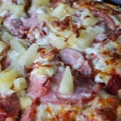 Imagen de archivo de una pizza con piña