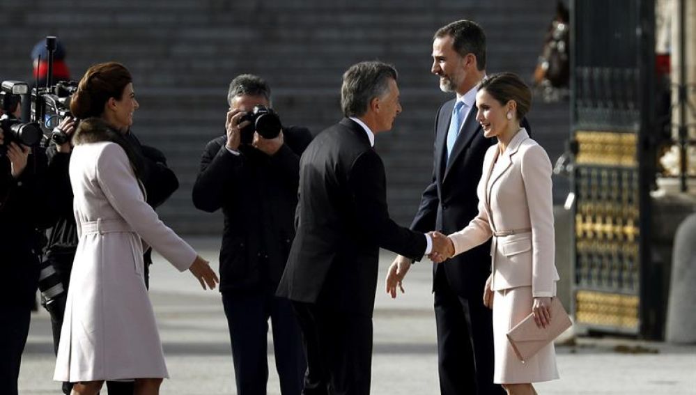 Los Reyes reciben al presidente de Argentina y a su esposa