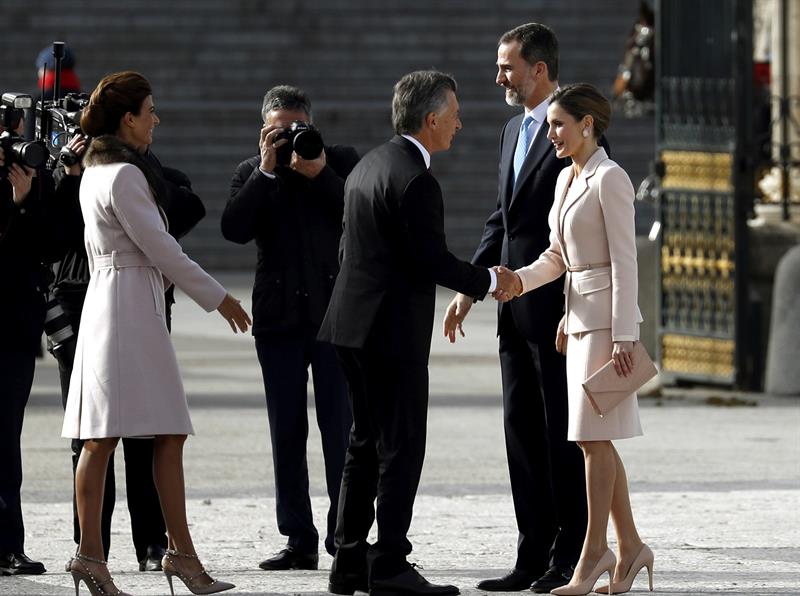 Los Reyes reciben al presidente de Argentina y a su esposa en el Palacio Real Los Reyes reciben al presidente de Argentina y a su esposa en el Palacio Real