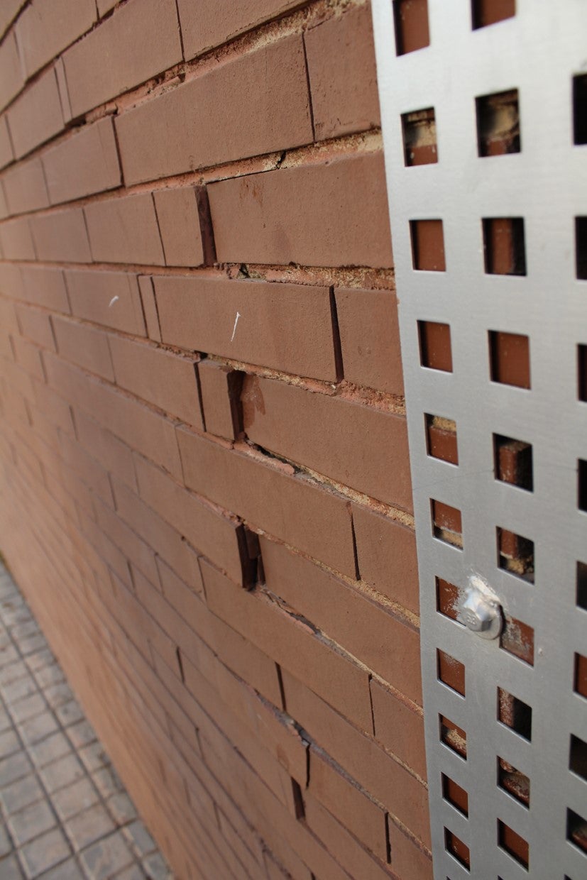 Padres de estudiantes del IES Torrellano desvelan que un informe de 2017 alerta de la existencia de ladrillos de caravista que se “extraen con facilidad” Padres de estudiantes del IES Torrellano desvelan que un informe de 2017 alerta de la existencia de ladrillos de caravista que se “extraen con facilidad”