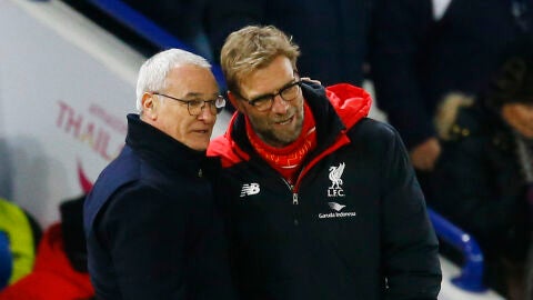 Ranieri y Klopp dialogan durante un partido