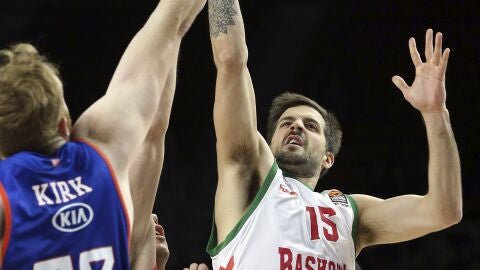 Momentos del partido entre el Efes y el Baskonia euroliga