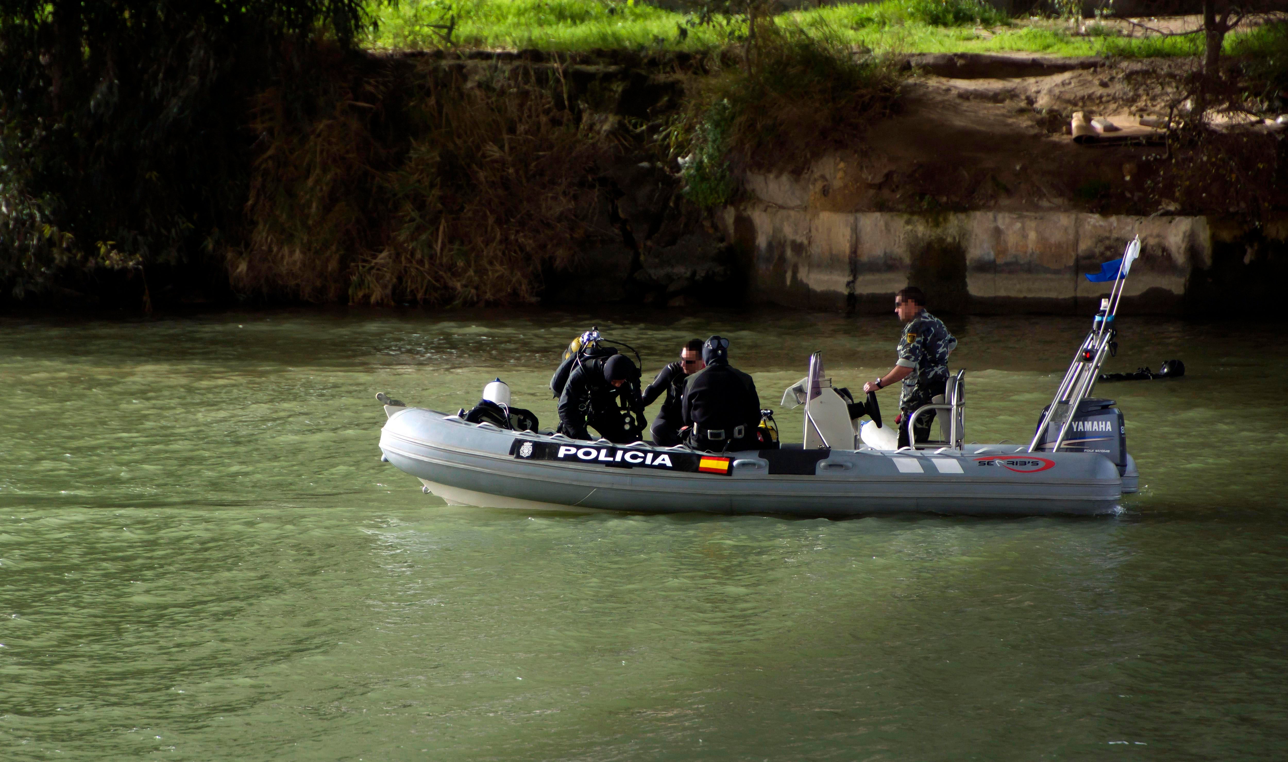 Termina sin resultados la búsqueda de los buzos del cuerpo de Marta del Castillo en la dársena del Guadalquivir Termina sin resultados la búsqueda de los buzos del cuerpo de Marta del Castillo en la dársena del Guadalquivir