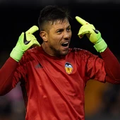 Diego Alves protesta una acción en un partido del Valencia Diego Alves protesta una acción en un partido del Valencia