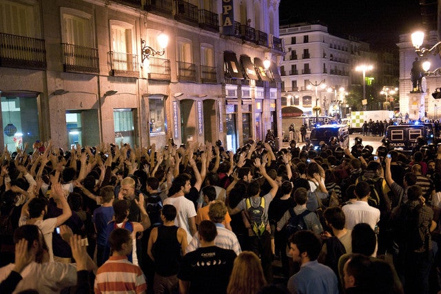 Decenas de personas claman en la Puerta del Sol al grito de "basta de impunidad" y "borbones a prisión" Decenas de personas claman en la Puerta del Sol al grito de "basta de impunidad" y "borbones a prisión"