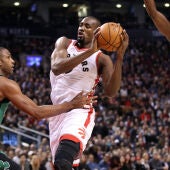 Ibaka, en su primer partido con los Toronto Raptors